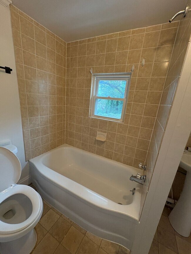 Building Photo - Spacious 2-3 bedroom house! Located on sid...