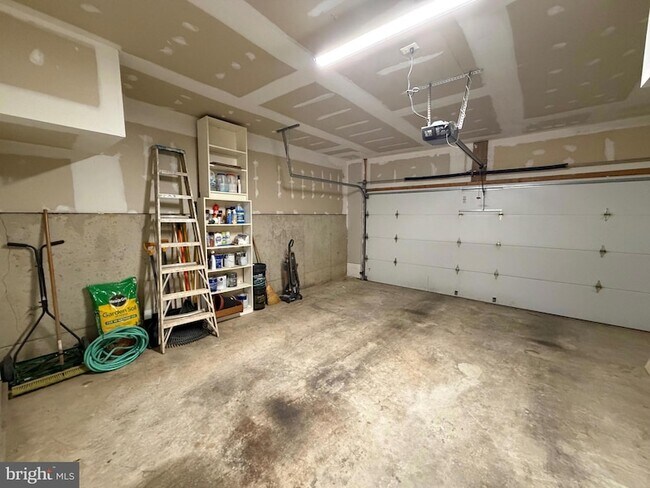 Building Photo - 300 Garden View Square