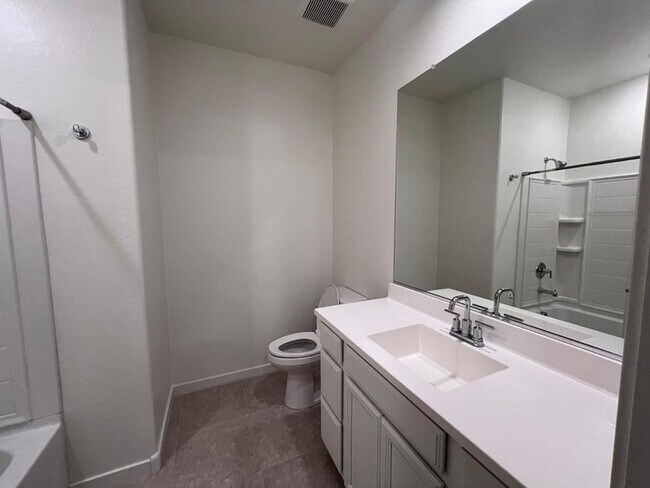 Building Photo - 1152 E Newland Dr