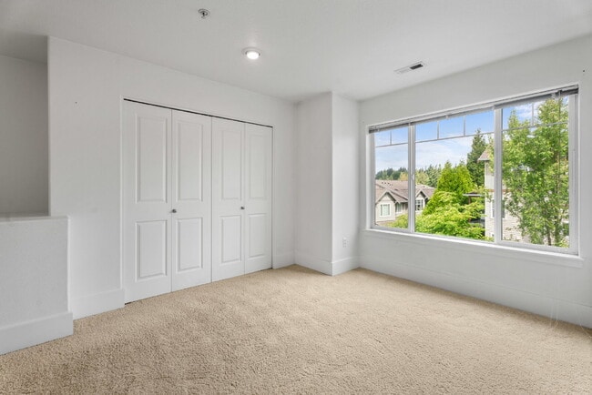 Building Photo - Spacious 3-Level Townhome for Rent in Prime Location