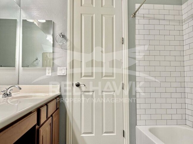 Building Photo - 863 W Bluebird Dr