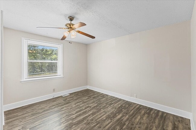 Building Photo - 4 bedroom, 2 bath home with den and garage...