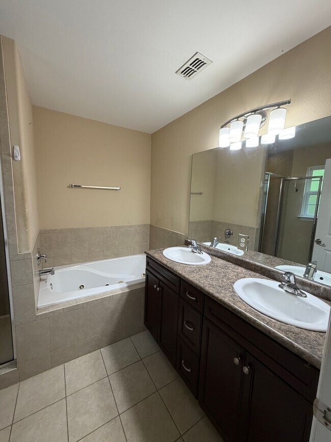 Building Photo - 3/2 home located just off N. Meridian and Available NOW.