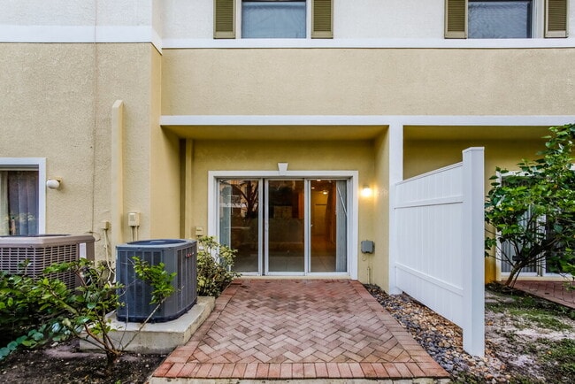 Building Photo - 2423 NW 31st Ct