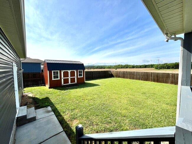Building Photo - 605 Strawberry Dr