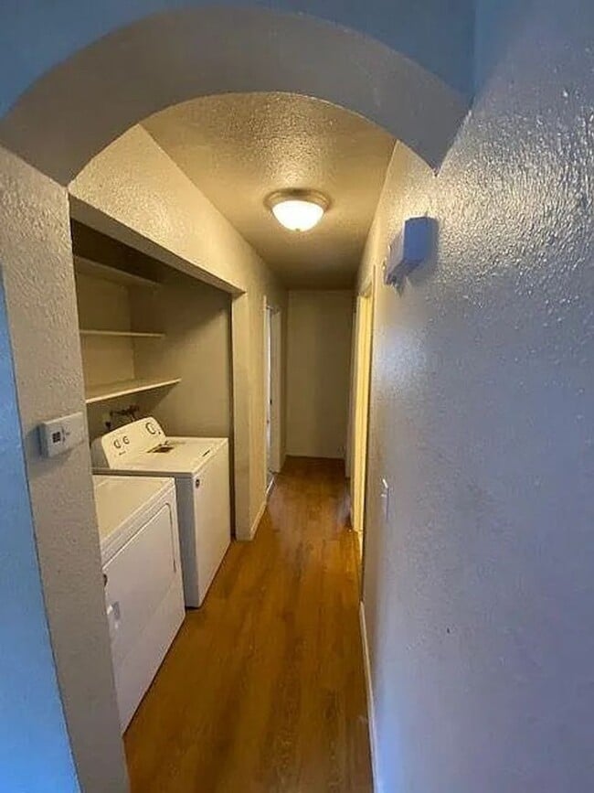 Building Photo - 2 bedroom 1 bathroom duplex with backyard ...