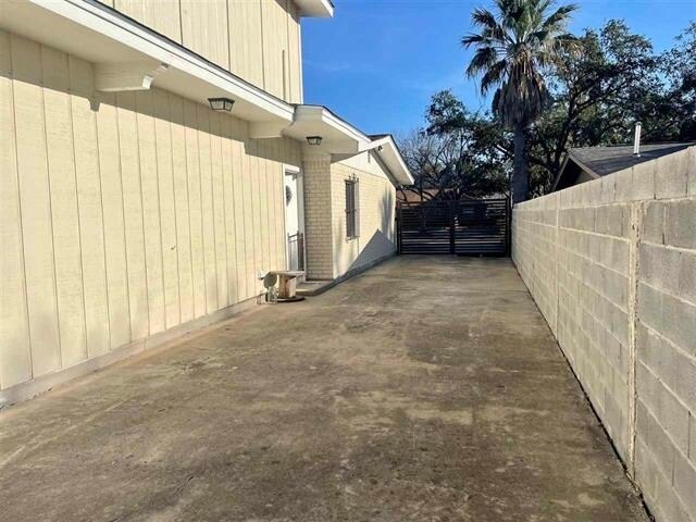 Building Photo - 406 Longshadow Rd