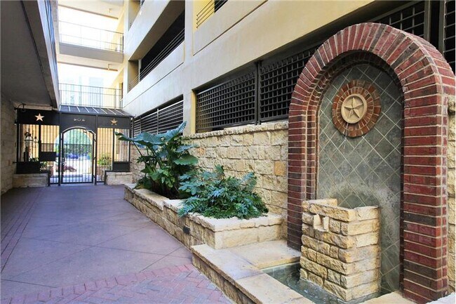 Building Photo - 400 1/2 Rio Grande St