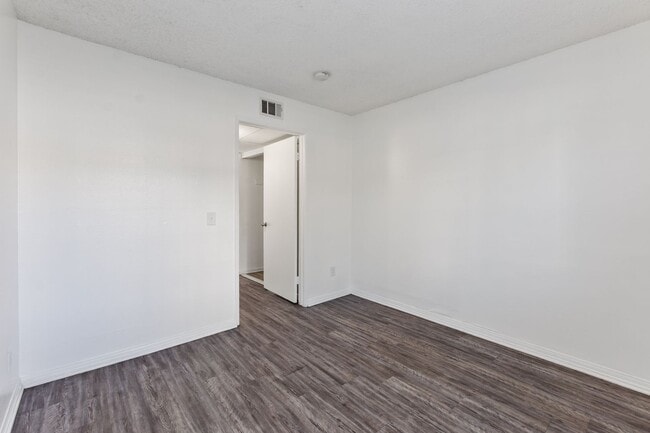 Building Photo - Updated 2 Bedroom Apartment!