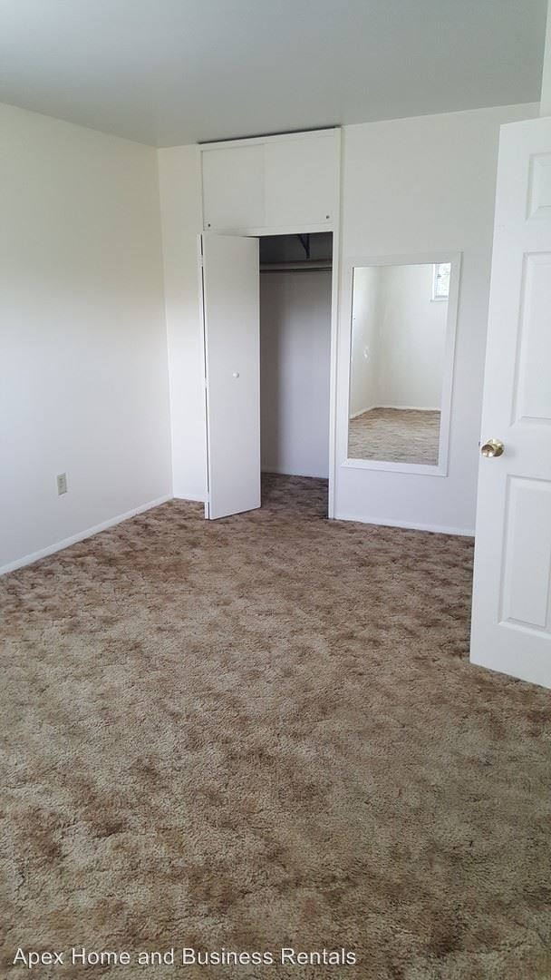 Building Photo - 904 Lake View Dr