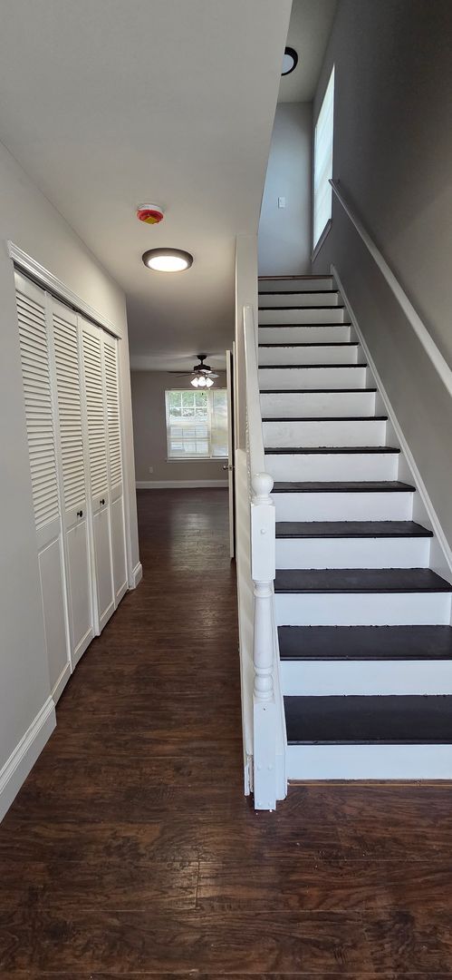 Building Photo - Charming 3-Bed Townhome in Sought-After Si...