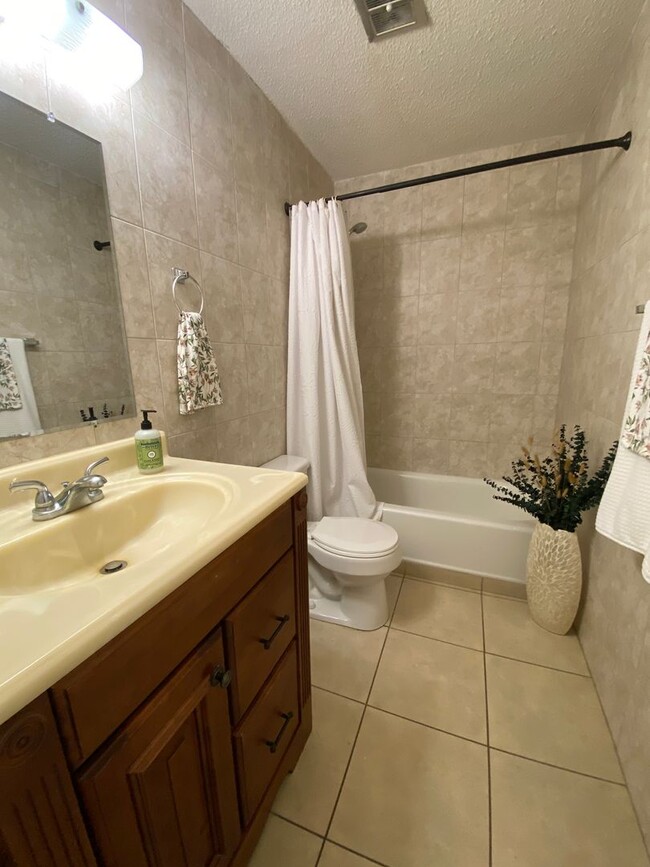 Building Photo - Beautiful Lakefront Condo!