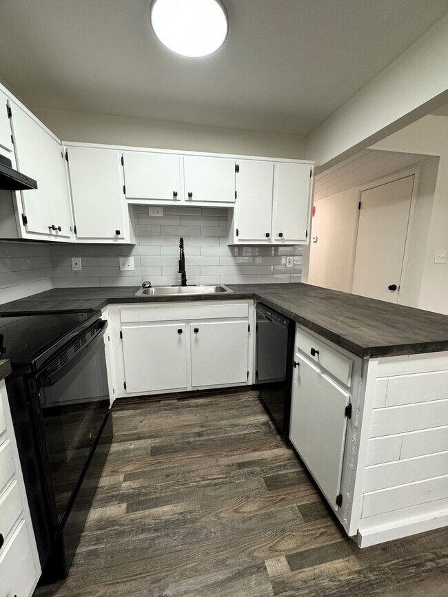 Building Photo - Move In Special!! 1/2 Off First Month's Rent!!