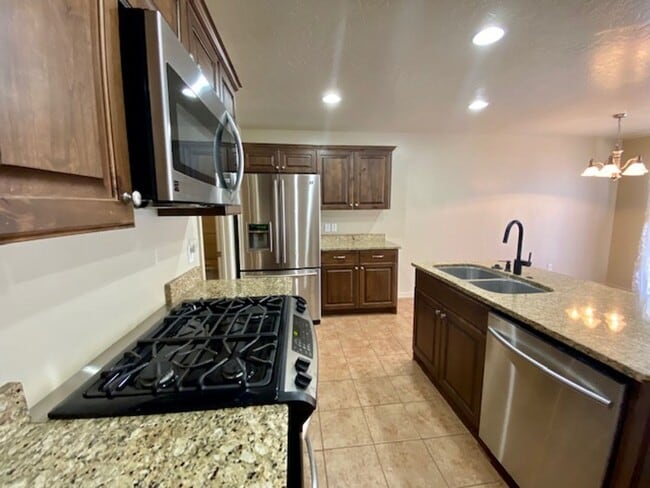 Building Photo - LARGE TOWNHOME AVAILABLE FOR RENT!