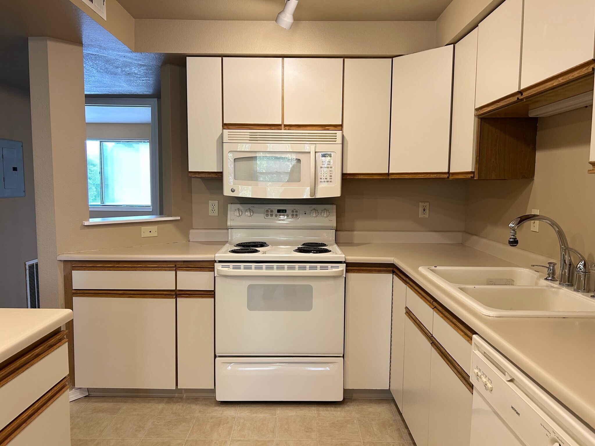 Building Photo - 3757 S Gekeler Ln