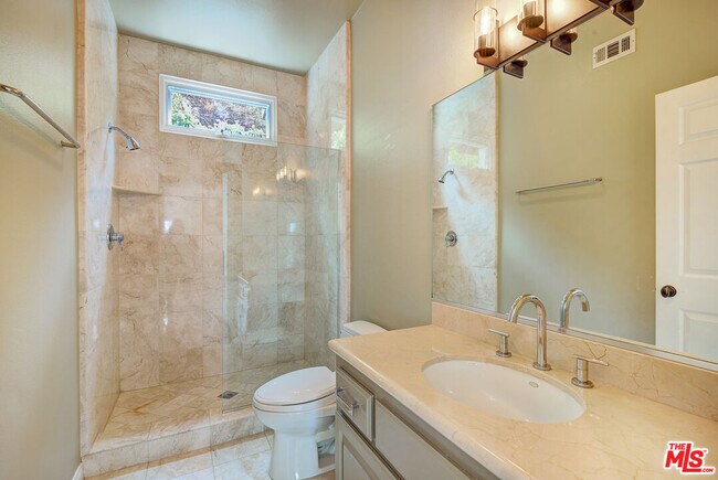 Building Photo - 858 N W Knoll Dr