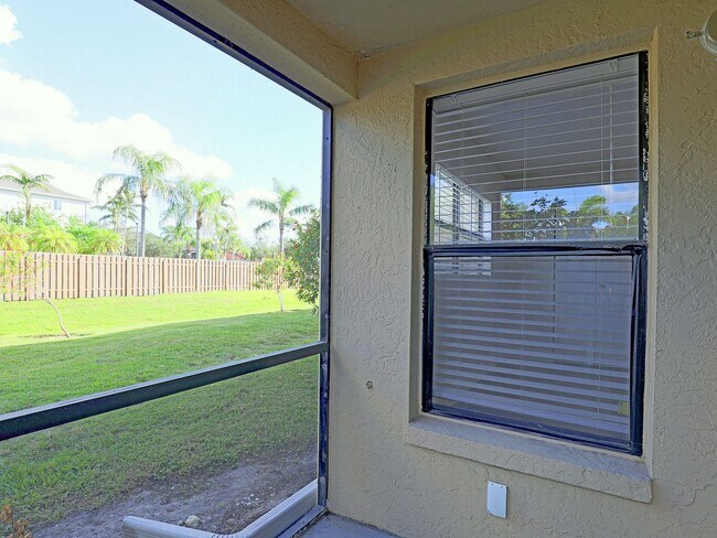 Building Photo - $250 OFF FIRST MONTH RENT!! Affordable & Newly Remodeled 1-Bedroom in the Heart of Fort Myers!