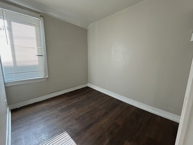 Building Photo - 117 E Glenwood Ave