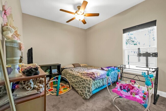 Building Photo - Solar Panel Home in East Navarre!