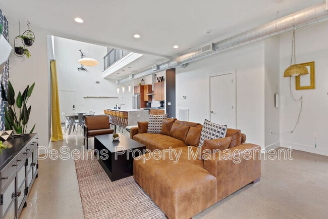 Building Photo - 807 13th Ave S