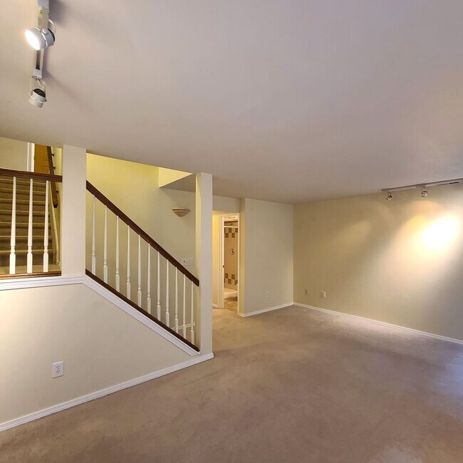 Building Photo - Beautiful home in Briargate Fairfax - D20 - ready to move in NOW!