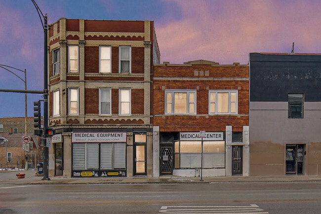 Building Photo - 1002 N Western Ave