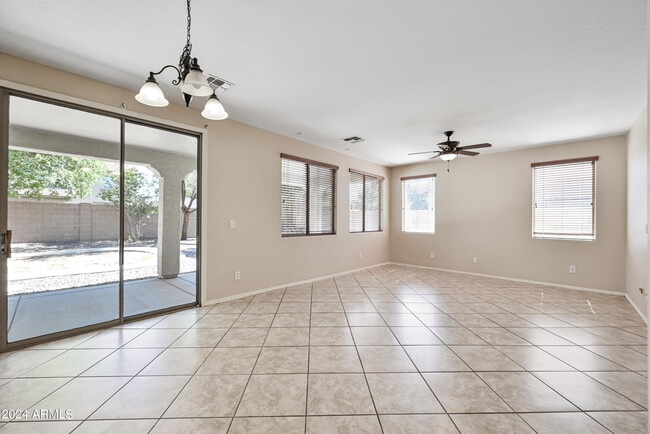 Building Photo - 1543 E Nightingale Ln