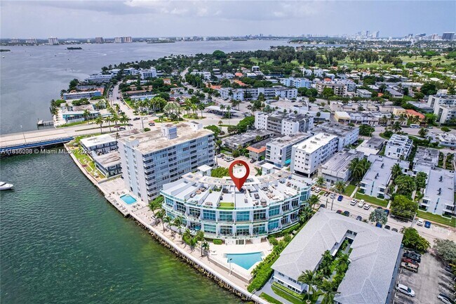 Building Photo - 2000 Bay Dr
