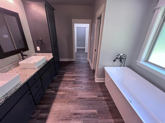 Building Photo - 206 Bridgewood Dr