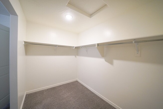 Building Photo - Spacious Townhome for Rent – Prime Location!