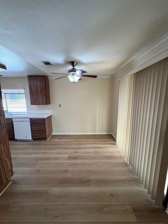 Building Photo - Beautiful 2+1.75 Upstairs Condo in Desirab...