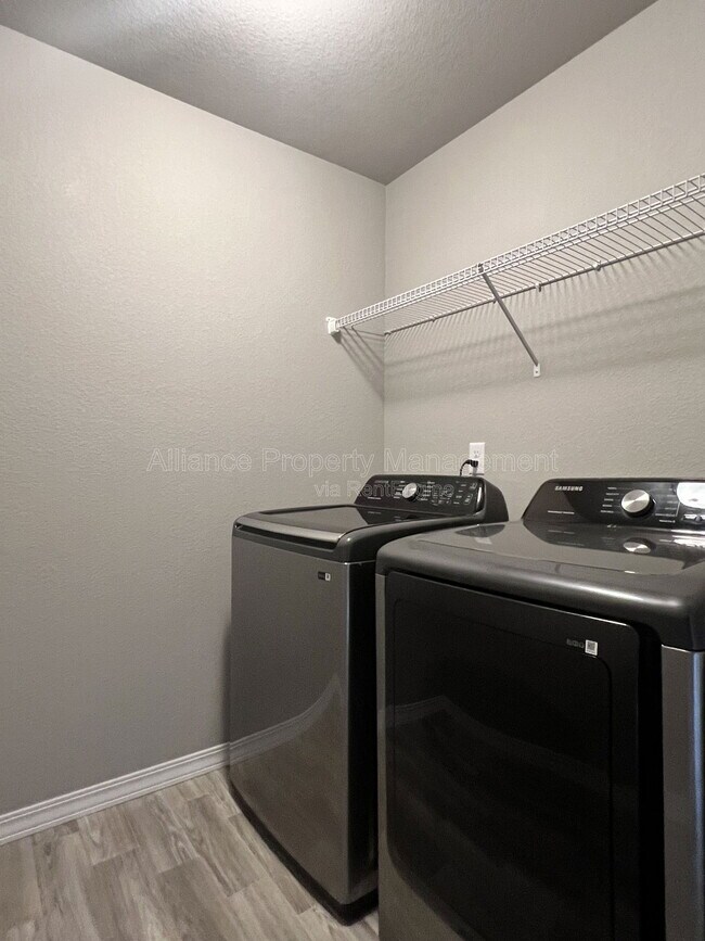 Building Photo - 7839 Lathrop Vw