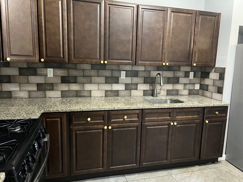 Kitchen Cabinets - 15 William St