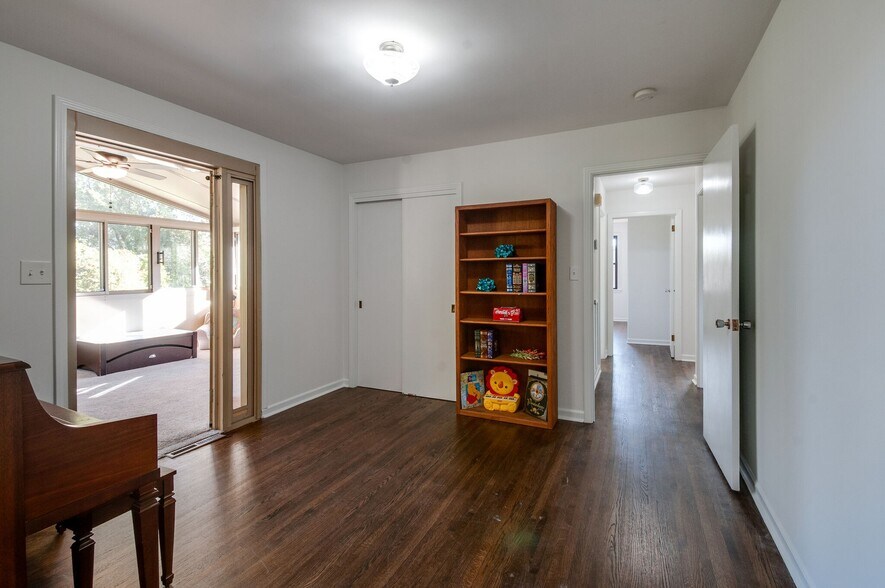 Pass-Through Bedroom 4 - upstairs - 930 Havenhill Dr