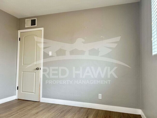 Building Photo - 909 W 17th Pl