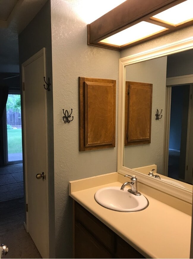 Building Photo - 3 Bedroom 1.25 bath Davis duplex in West D...