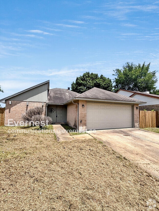 Building Photo - 2038 Woodland Hills Dr