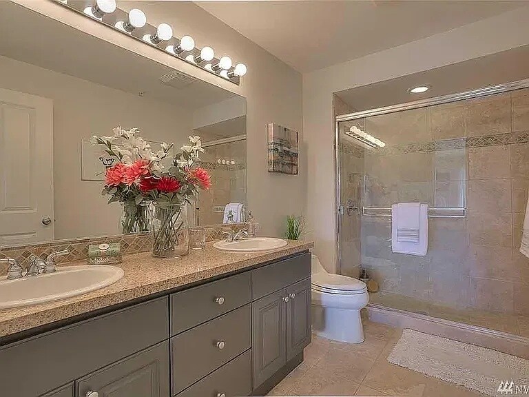 Building Photo - 2425 33rd Ave W