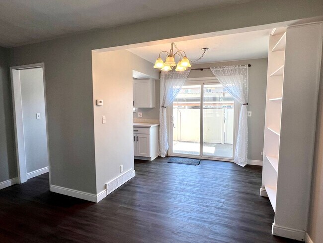 Building Photo - Rare find! Pristine townhome near Trax!