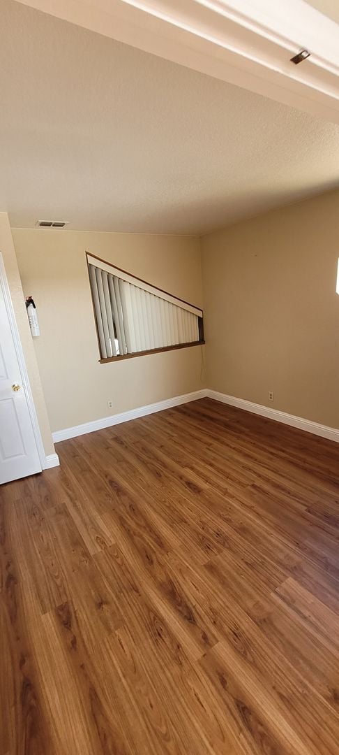 Building Photo - Move in ready w B-I pool