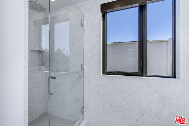 Building Photo - 2019 Barry Ave