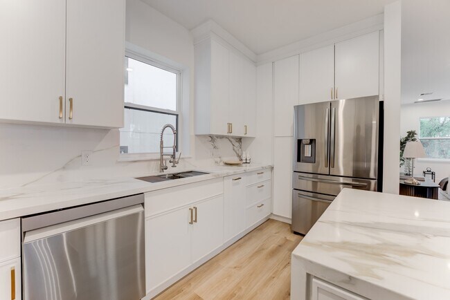 Building Photo - 1216 W 23rd St