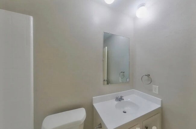 Building Photo - Bright, Spacious, and Ready to Call Home — 3 Bedrooms