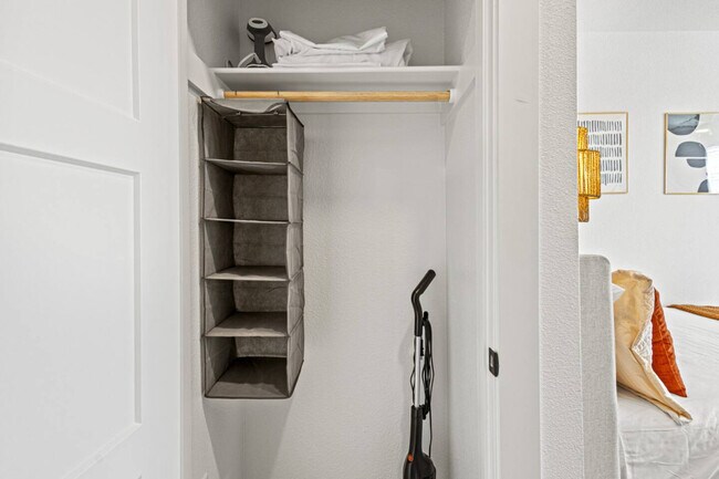 Building Photo - 601 W 9th St