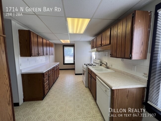 Building Photo - 1714 N Green Bay Rd
