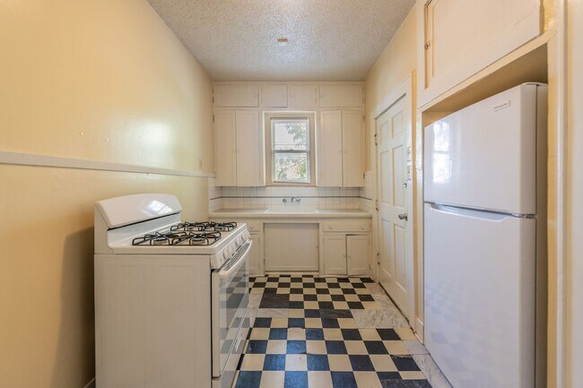 Building Photo - 327 Eleanor Ave