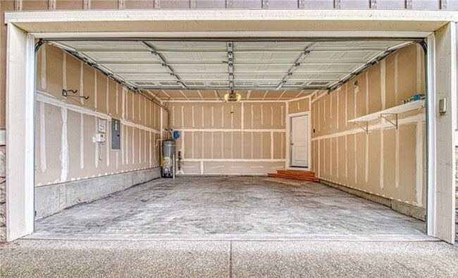 Building Photo - Meticulously maintained fully air conditio...