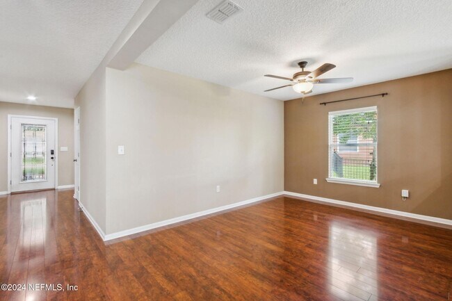 Building Photo - 4619 Pine Lake Dr
