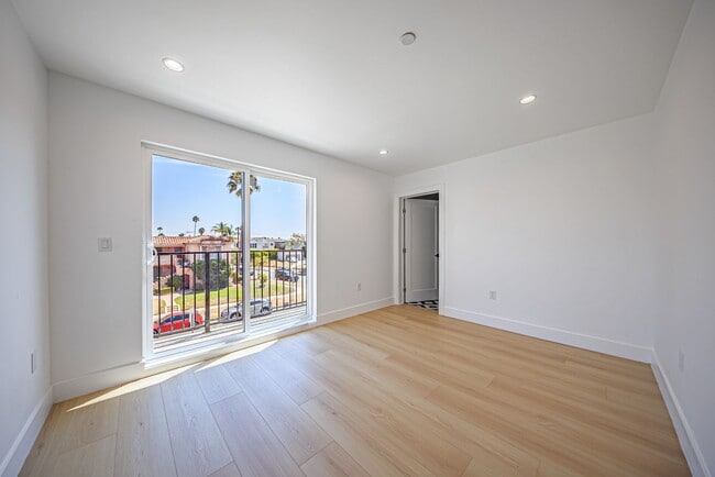 Building Photo - 1259 S Longwood Ave