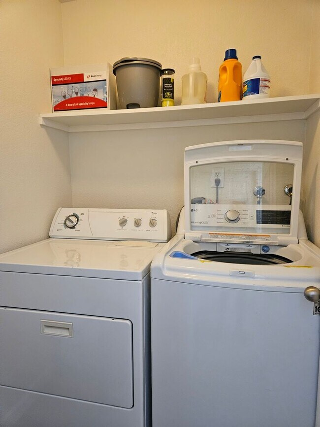 Building Photo - Brandychase at Eastmoor Park 2 Bed 2 Bath Condo!